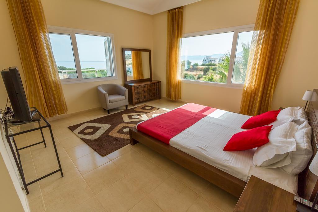 Villa Riverside Polis Bagian luar foto